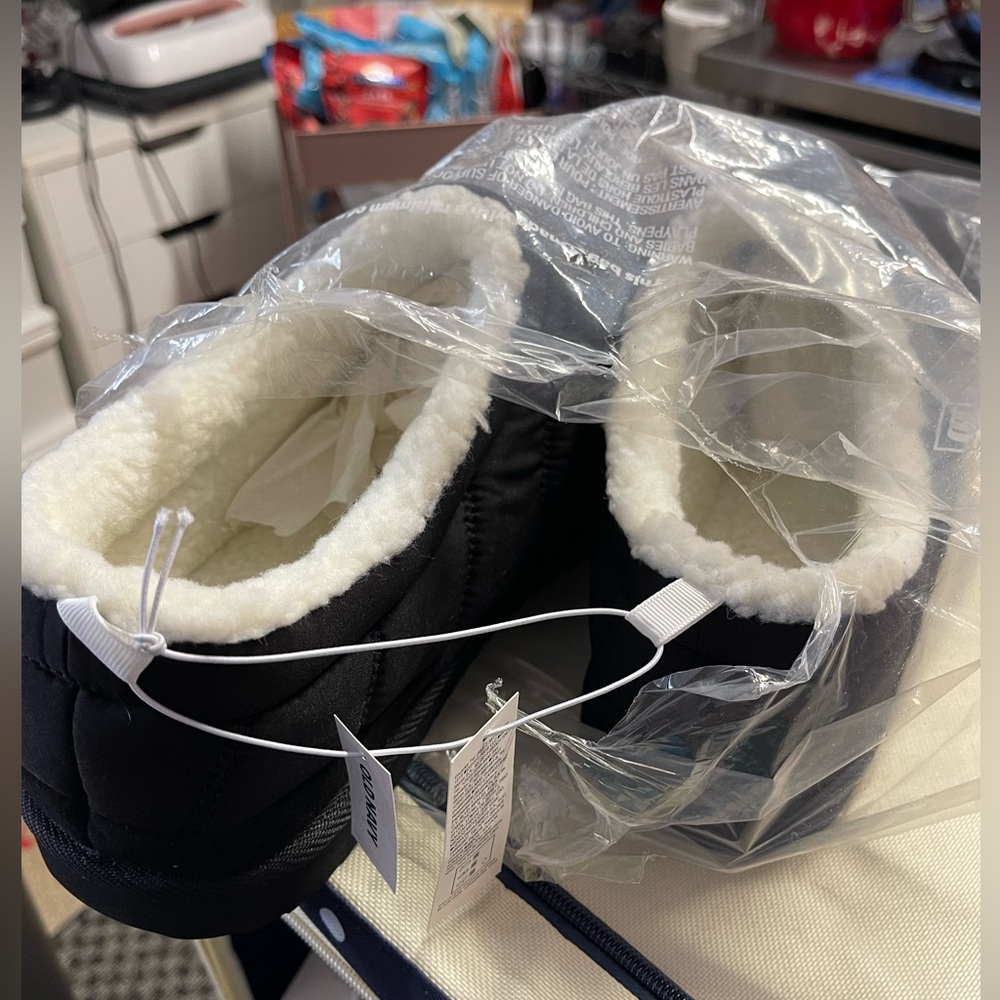 New Old Navy men’s slippers never out of the package extra large
